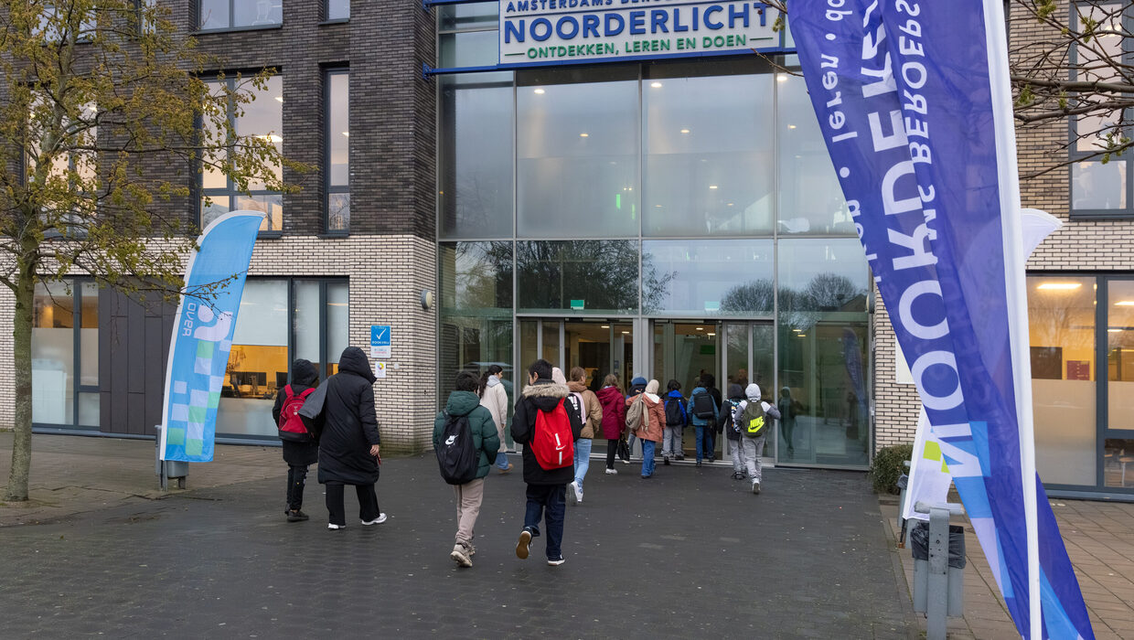 20251125 - School ingang VOX