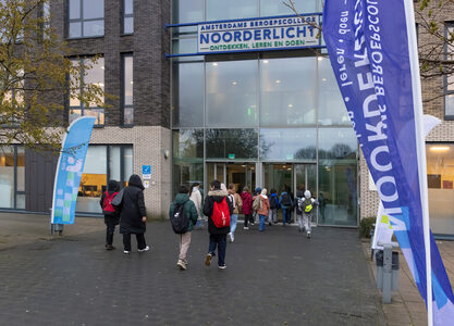 20251125 - School ingang VOX