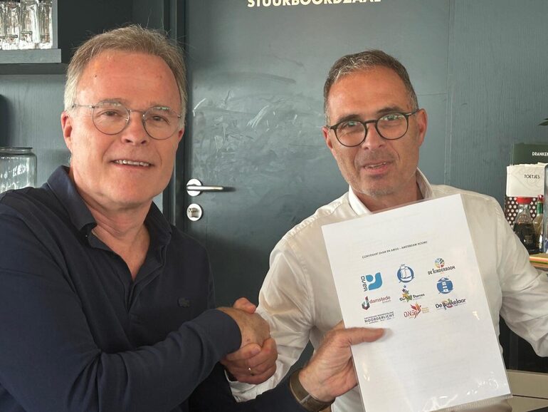 Jonne Gaemers van AMOS en Jurrien Overvoorde van ZAAM ondertekenden het convenant leesvaardigheid